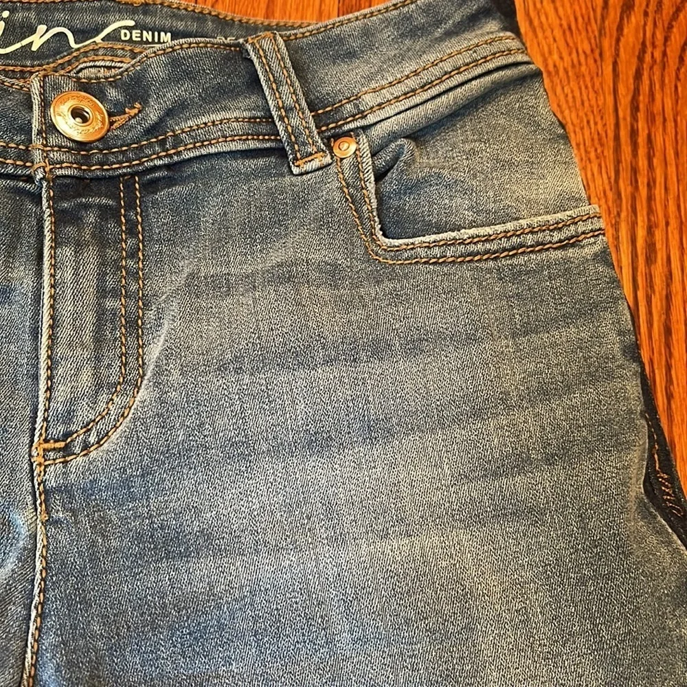 EUC Inc International Concepts Distressed Denim Cuff Shorts Size 6 - Picture 10 of 17